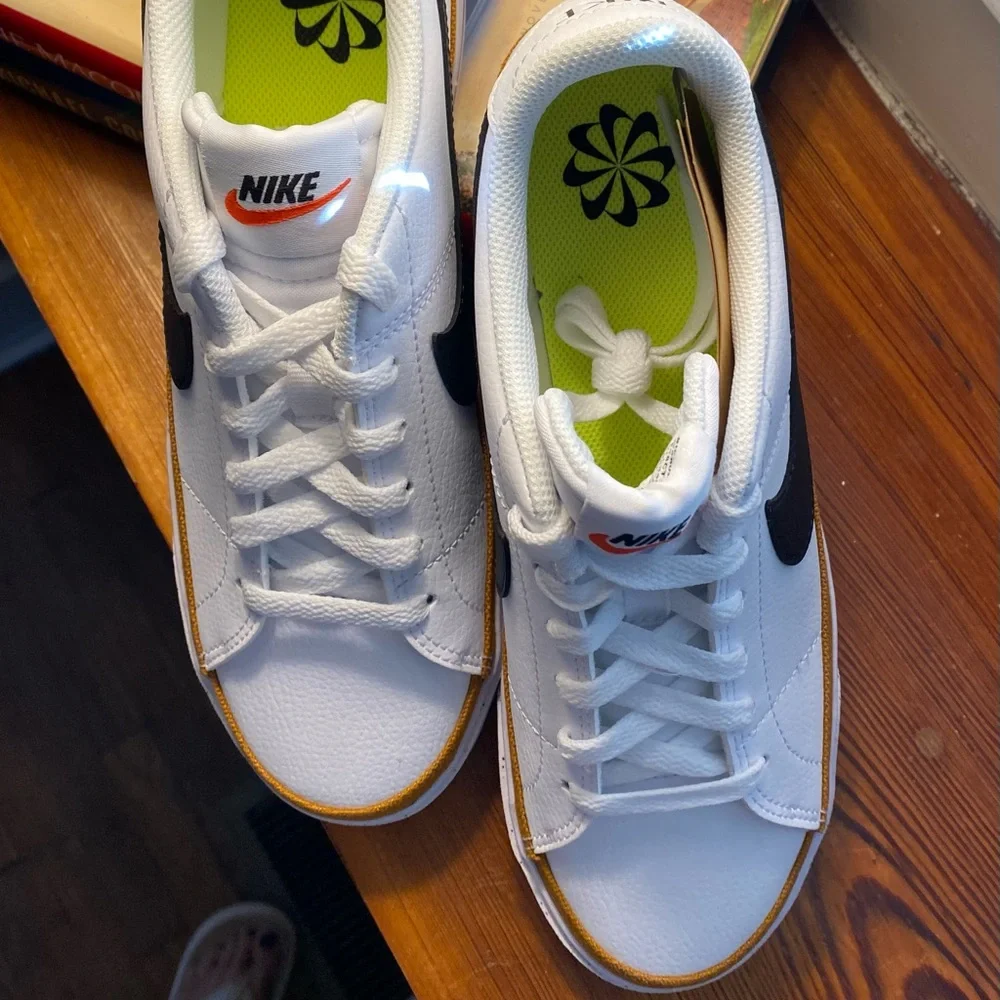 NEW fabulous Nike white and black with a copper stripe Big Swoosh Classic Size 8 - Picture 3 of 11